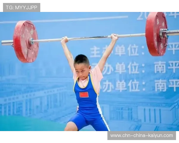 举重俱乐部推动青少年训练的个性化指导与科学监管，青年举重比赛